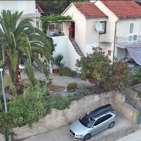 Garden House Apartment *